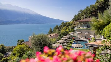 Piscina all'aperto, ombrelloni da piscina, lettini