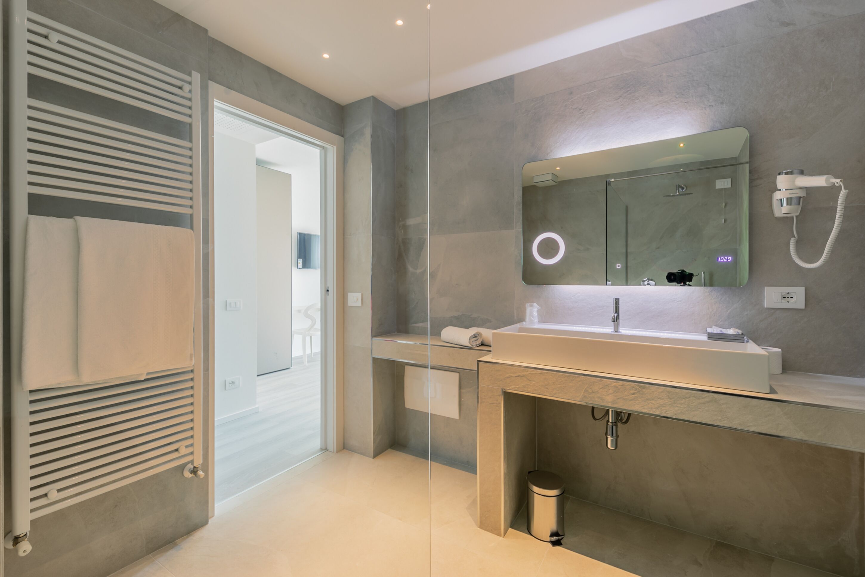 deluxe double or twin room, lake view | 1 bedroom, in-room safe, cots/infant beds, free wifi