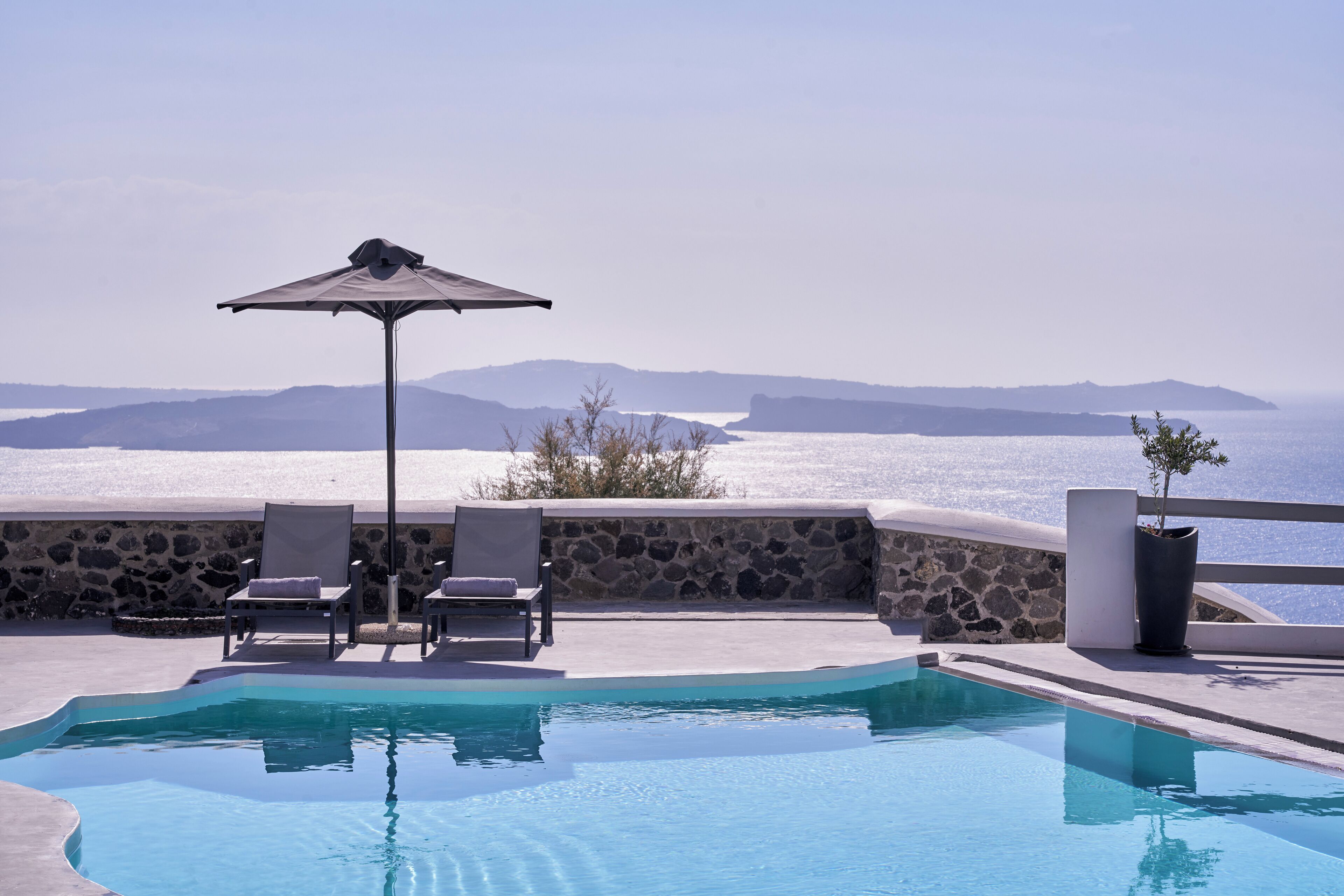 حمّام سباحة خارجي موسمي، مظلات على حمّام السباحة، مقاعد للتشمس