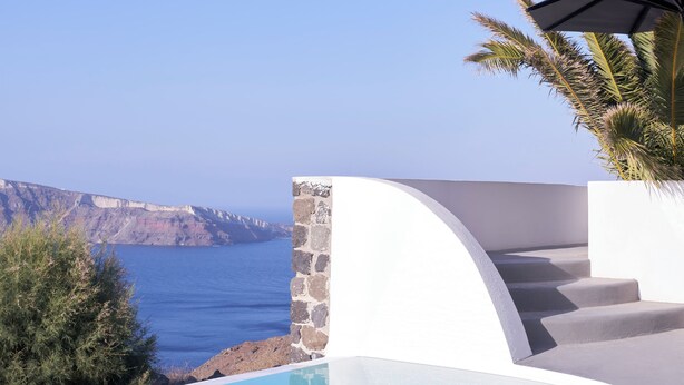 Un cielo azul despejado, una piscina y vistas al mar.