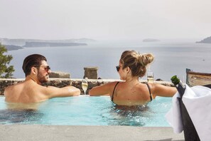 Sesongbasert utendørsbasseng, bassengparasoller og solsenger