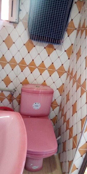 Een douche, een regendouche, handdoeken