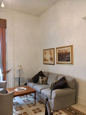 Royal Studio Suite, City View (Provenzale) | Premium bedding, down duvets, memory-foam beds, individually decorated