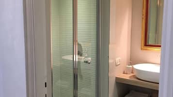 Royal Studio Suite, City View (Provenzale) | Bathroom | Shower, hair dryer, bidet, towels