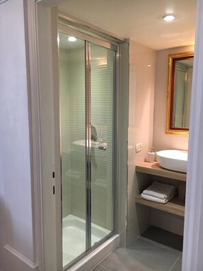 Royal-studiosuite - byudsigt (Provenzale) | Badeværelse | Bruser, hårtørrer, bidet, håndklæder