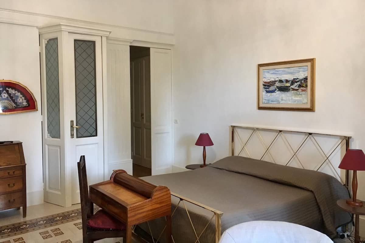 Suite monolocale Royal, vista città (Provenzale) | Biancheria da letto di alta qualità, copriletto in piuma