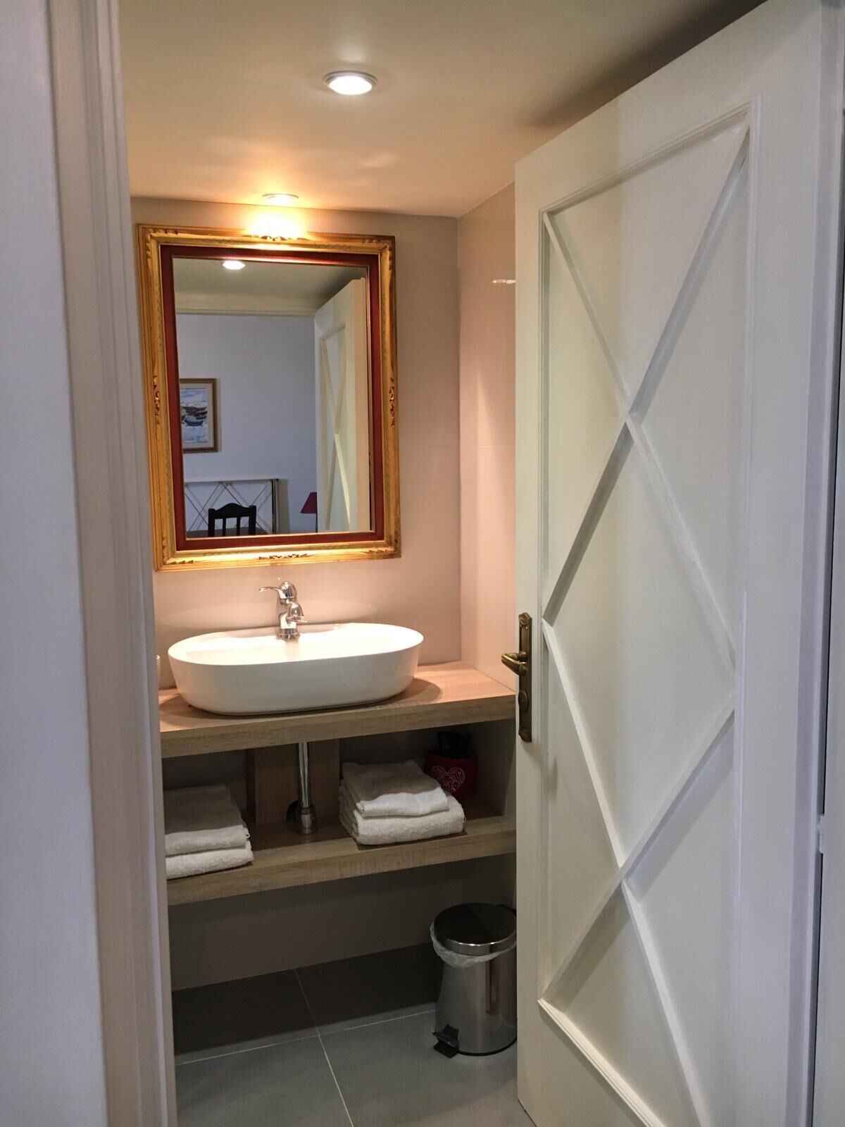 Suite monolocale Royal, vista città (Provenzale) | Bagno | Doccia, asciugacapelli, bidet, asciugamani