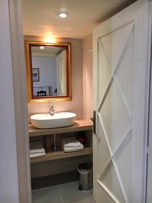 Royal Studio Suite, City View (Provenzale) | Bathroom | Shower, hair dryer, bidet, towels - Dimora Monforte B&B (Campobasso)