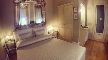 Doppia Junior, vista cortile (Monfort) | Biancheria da letto di alta qualità, copriletto in piuma