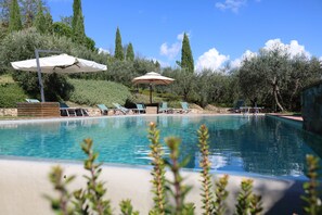 Piscina all'aperto, lettini