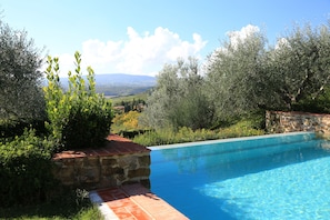 Una piscina al aire libre, tumbonas