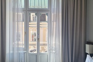 Hypo-allergenic bedding, in-room safe, desk, laptop workspace
