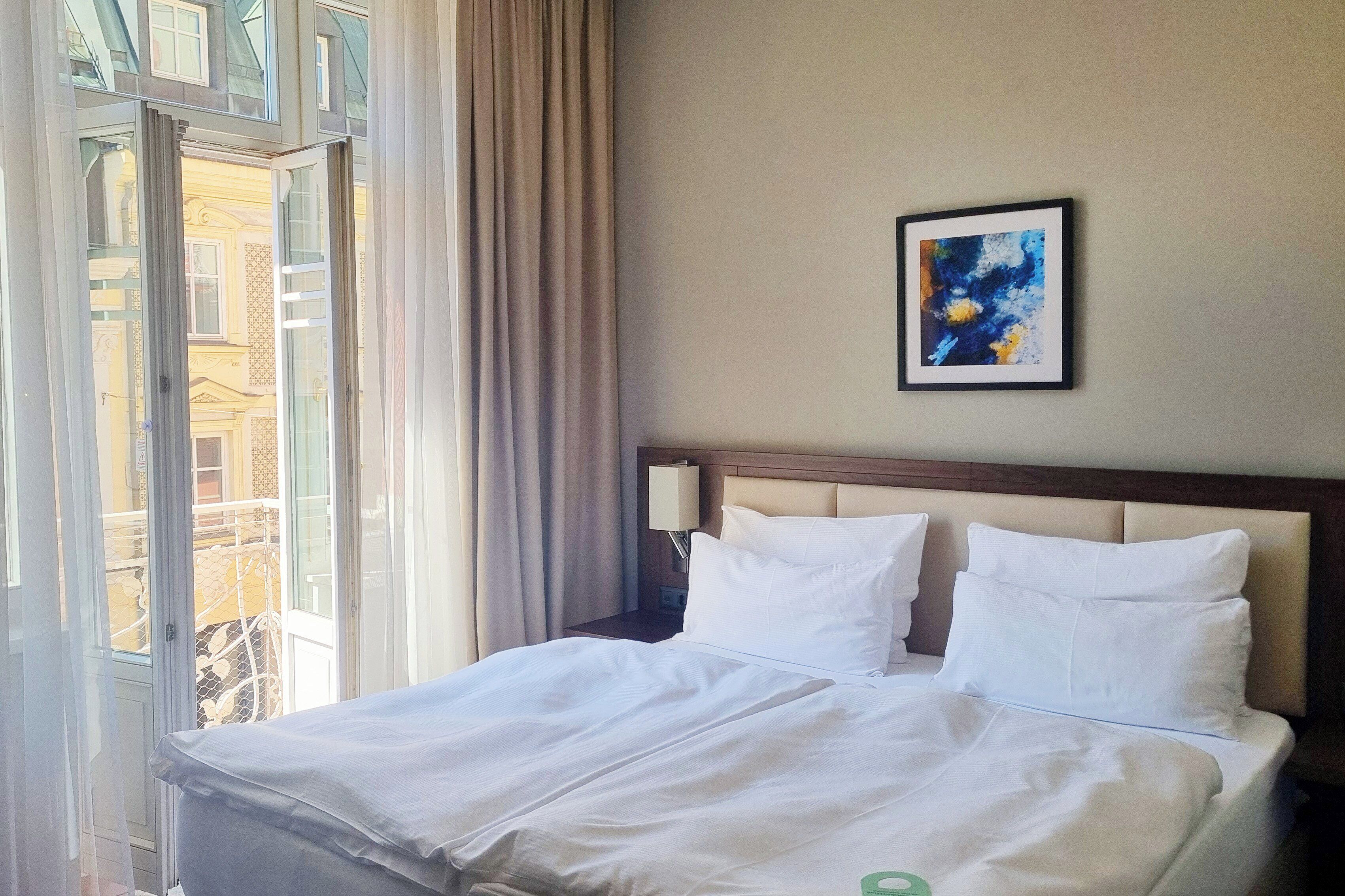 Standard Room, 1 Queen Bed, Balcony | Hypo-allergenic bedding, in-room safe, desk, laptop workspace
