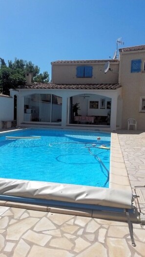 Piscina externa sazonal, espreguiçadeiras