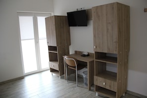 Caixa forta a l'habitació, escriptori i cortines opaques