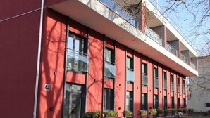 A red building with multiple windows and balconies. - Hotel Bei Yasemin (Dorsten)