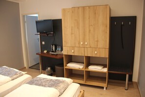 In-room safe, desk, blackout drapes, free cribs/infant beds - Hotel Bei Yasemin (Dorsten)