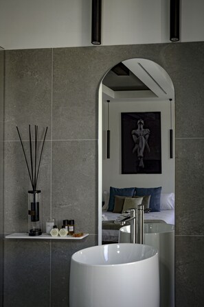 Quarto luxo, vista para a cidade (1) | Banheiro | Chuveiro, chuveiro com efeito de chuva, produtos de toalete grátis 