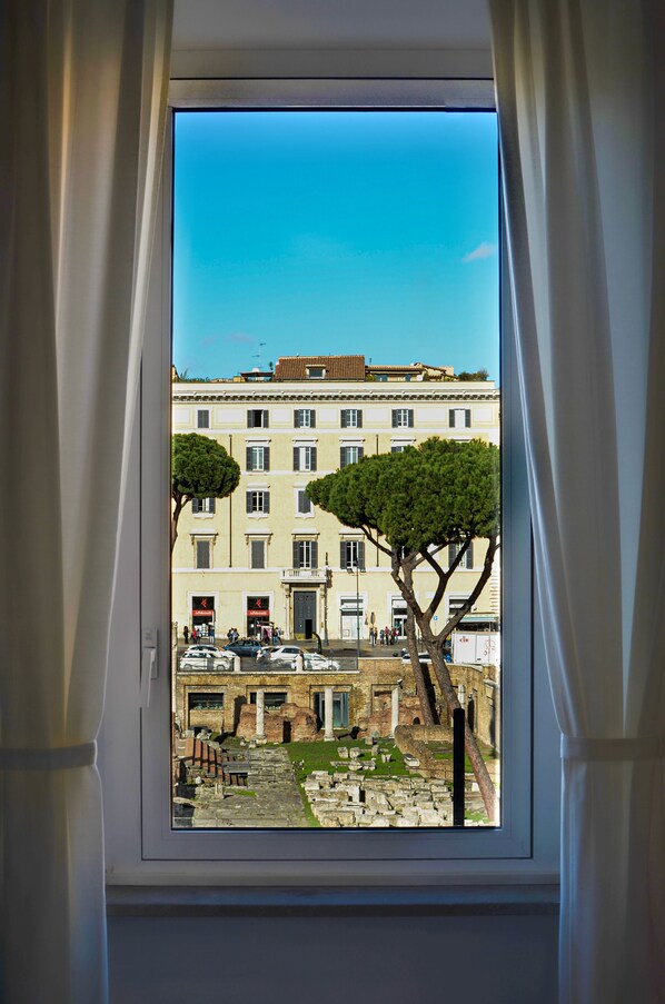 Deluxe Room, City View (1) | City view - Argentina Suites (Rome)