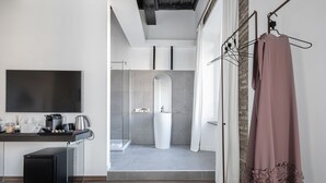 A modern bathroom with a shower, a sink, and a mirror. - Argentina Suites (Rome)