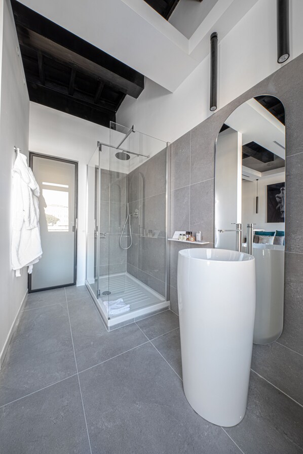 Deluxe Room, City View (1) | Egyptian cotton sheets, premium bedding, memory foam beds - Argentina Suites (Rome)