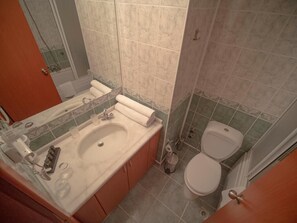 Habitación estándar | Baño | Ducha y cabezal de ducha tipo lluvia