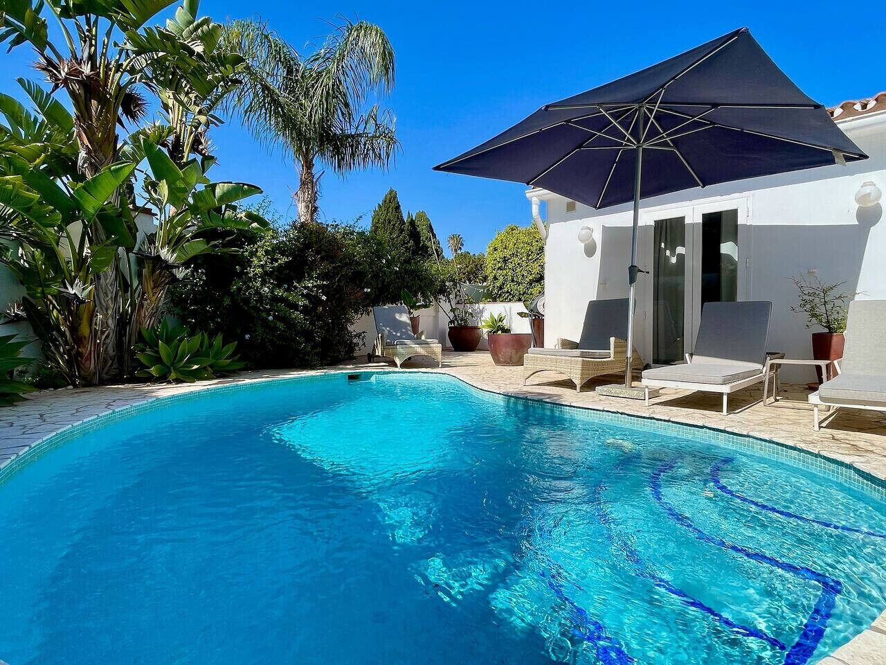 حمّام سباحة مُدفَّأ