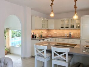 Kjøleskap, mikrobølgeovn, ovn og oppvaskmaskin