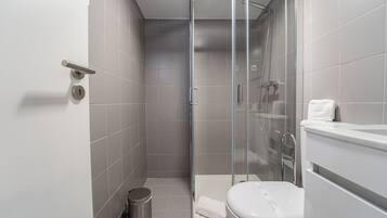 Loft (III) | Bagno | Doccia, asciugacapelli, asciugamani