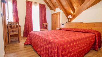 Classic-Doppelzimmer | Minibar, individuell dekoriert, Schreibtisch, Verdunkelungsvorhänge