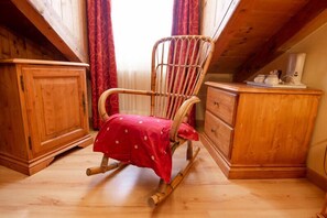 Minibar, decoración personalizada, escritorio y cortinas blackout 