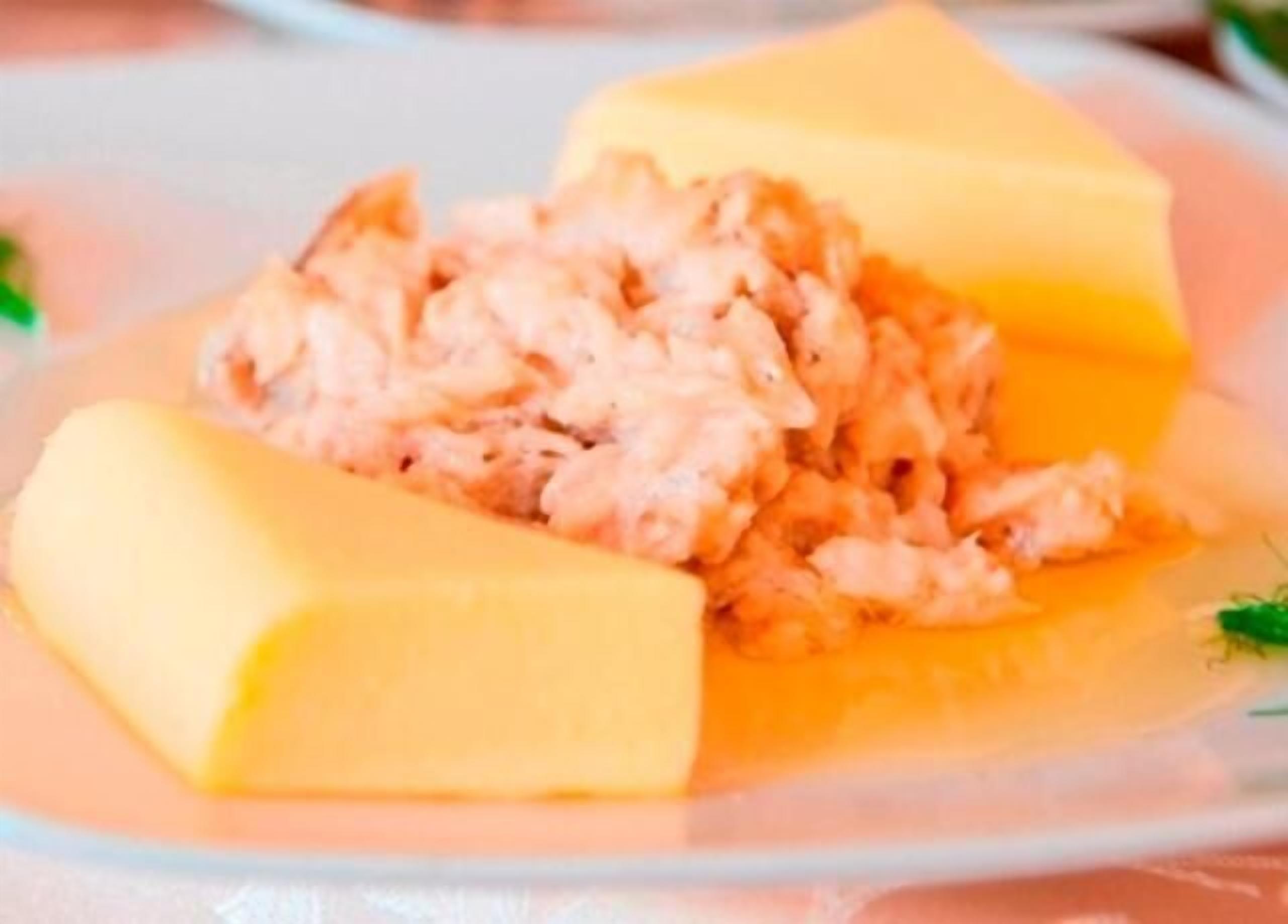 Un piatto con un cibo e un oggetto giallo.