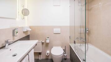 Een douche, een haardroger, handdoeken