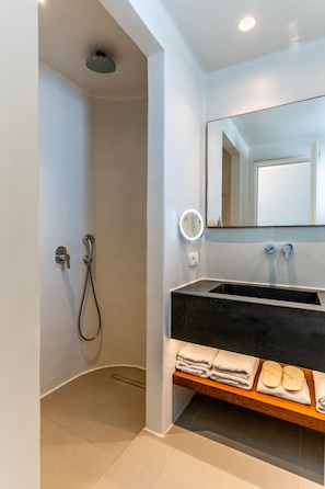 Shower, rainfall showerhead, free toiletries, hair dryer