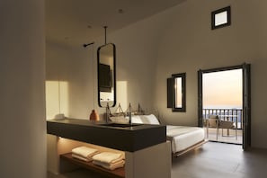Deluxe Double Room | 1 bedroom, in-room safe, laptop workspace, blackout drapes