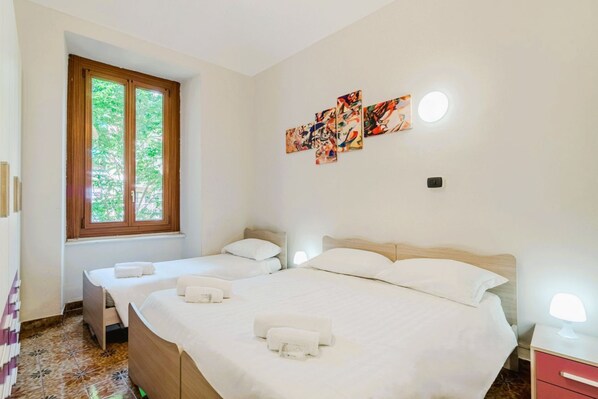 2 bedrooms, iron/ironing board, WiFi, bed sheets