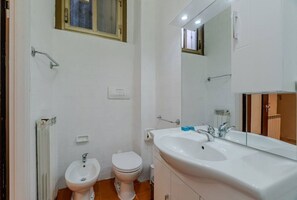 تجهيزات دش، مجففات شعر، مراحيض شطف، مناشف