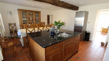 Ferienhaus | Eigene Küche | Kühlschrank, Ofen, Geschirrspüler, Wasserkocher