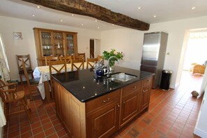 Hus | Eget kjøkken | Kjøleskap, ovn, oppvaskmaskin og vannkoker