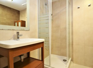 Een douche, handdoeken