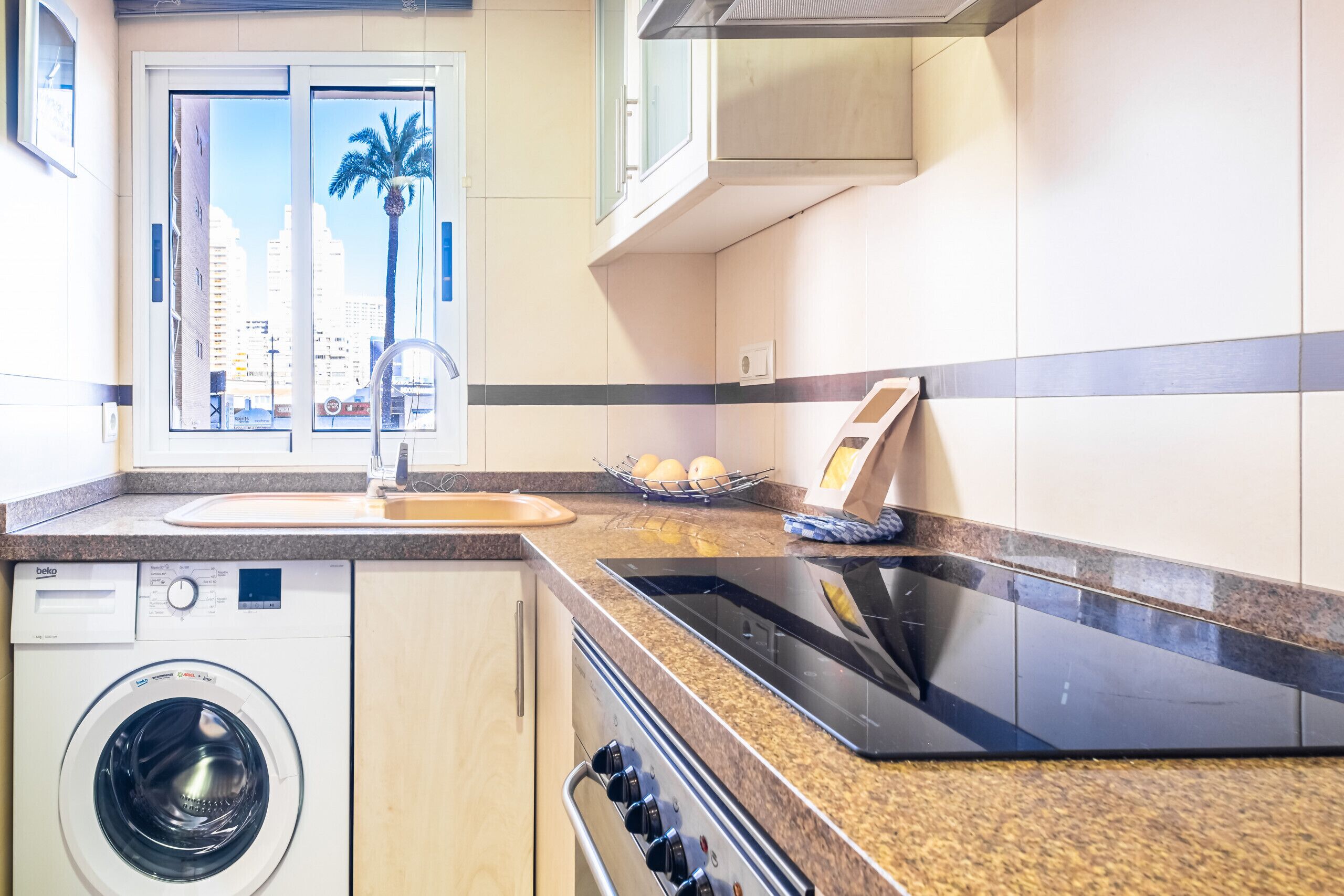 Refrigerador, microondas, horno y cafetera y tetera 