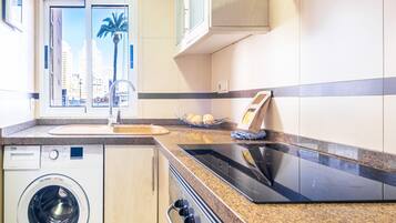 KĂŒhlschrank, Mikrowelle, Ofen, Wasserkocher mit Kaffee-/Teezubehör