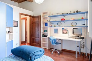 3 bedrooms, desk, iron/ironing board, WiFi - This 195sqm huge apartment can accommodate up to 7 people. Located on the second and last floor, without a lift, of a historic building dating back to the 13th century in the city center, the apartment is on two levels. Located on the main street of Pisa (Pisa)