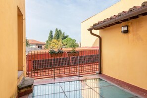 Property grounds - This 195sqm huge apartment can accommodate up to 7 people. Located on the second and last floor, without a lift, of a historic building dating back to the 13th century in the city center, the apartment is on two levels. Located on the main street of Pisa (Pisa)