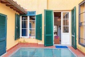 Exterior detail - This 195sqm huge apartment can accommodate up to 7 people. Located on the second and last floor, without a lift, of a historic building dating back to the 13th century in the city center, the apartment is on two levels. Located on the main street of Pisa (Pisa)