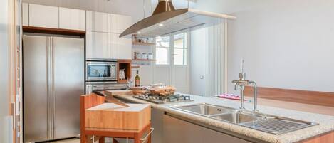 Réfrigérateur, micro-ondes, four, plaque de cuisson