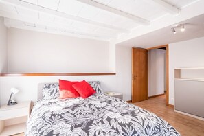 2 bedrooms, iron/ironing board, WiFi