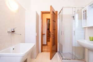 Tina con regadera, secadora de cabello, bidet 