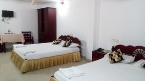 Deluxe Double Room | Egyptian cotton sheets, premium bedding, desk, rollaway beds - Hotel Aryas Residency (Ambalapuzha)
