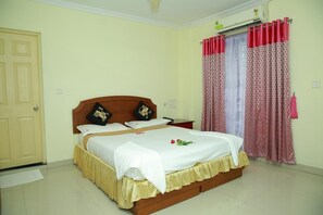 ห้องดีลักซ์ดับเบิล | ผ้าปูที่นอนฝ้ายอียิปต์, เครื่องนอนระดับพรีเมียม, โต๊ะทำงาน